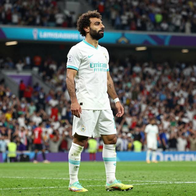 Mohamed Salah tái xuất, nỗi lo chấn thương World Cup và bóng ma bạo lực